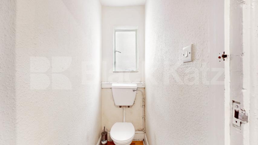 High ceilings, good storage space, modern kitchen & mins from tube Willoughby Road, Turnpike Lane